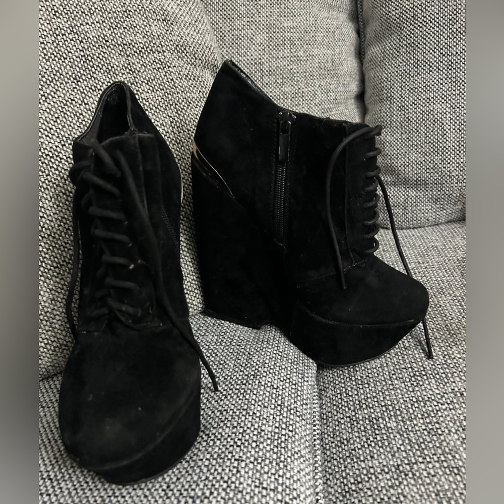 Bamboo women’s Y2K 2000s black platform suede wedge heels size 7